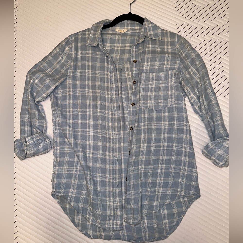 🌷Blue and white button up shirt - small🌷